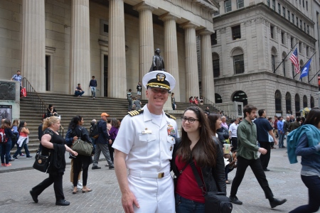 Un marin et moi devant City Hall pendant Fleet Week / A sailor and I in front of City Hall during Fleet Week