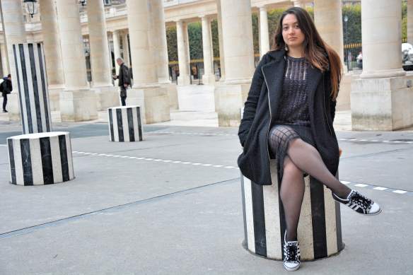 Outfit-of-the-day-Palais-Royal-Paris-Colonnes-Buren-OOTD-H&M-NewLook-Adidas-blog-fashion-mode14_Fotor